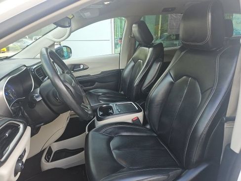 Used 2024 Chrysler Pacifica Touring-L FWD image 13