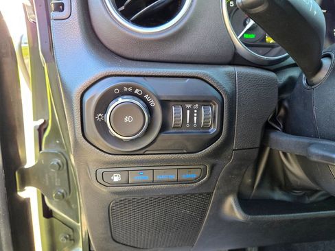Used 2022 Jeep Wrangler Unlimited Sahara w/ Cold Weather Group AWD/4WD image 15