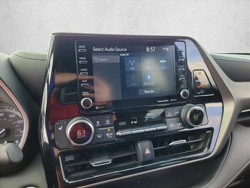 Used 2020 Toyota Highlander XLE AWD/4WD image 20
