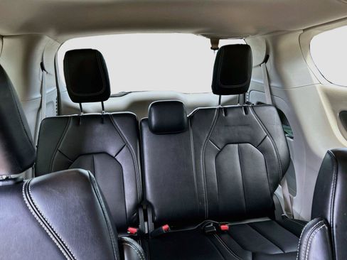 Used 2024 Chrysler Pacifica Touring-L FWD image 23