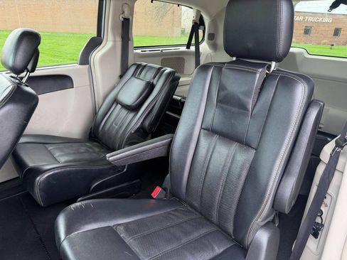 Used 2013 Chrysler Town & Country Touring-L w/ Driver Convenience Group image 8