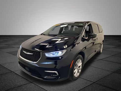 Used 2025 Chrysler Pacifica Select AWD/4WD image 3