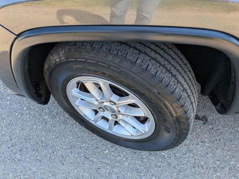 Used 2019 Jeep Grand Cherokee Laredo AWD/4WD image 10