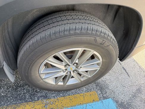 Used 2023 Chevrolet Traverse LT image 14