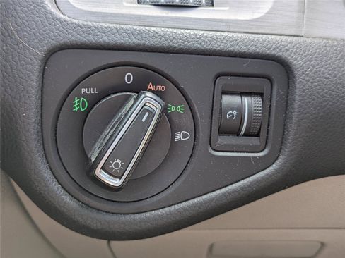 Used 2016 Volkswagen Golf SE w/ Lighting Package FWD image 28