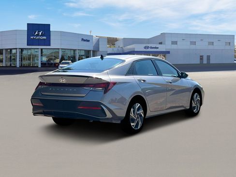 Used 2025 Hyundai Elantra Sport FWD image 7