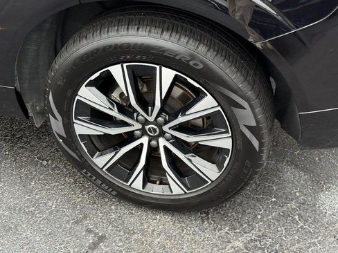 Certified 2025 Volvo XC60 B5 Plus image 8