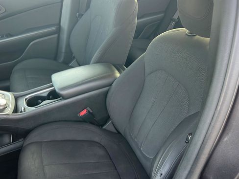 Used 2016 Chrysler 200 Limited image 28