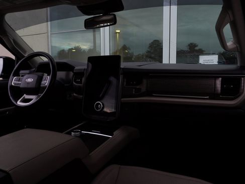 Used 2022 Ford Expedition Max Limited image 14