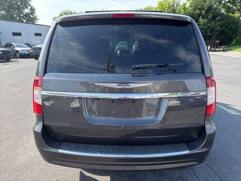 Used 2016 Chrysler Town & Country Touring w/ Driver Convenience Group FWD image 11