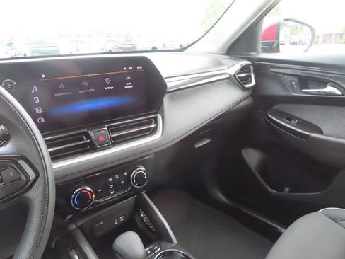 Used 2025 Chevrolet TrailBlazer LT AWD/4WD image 32