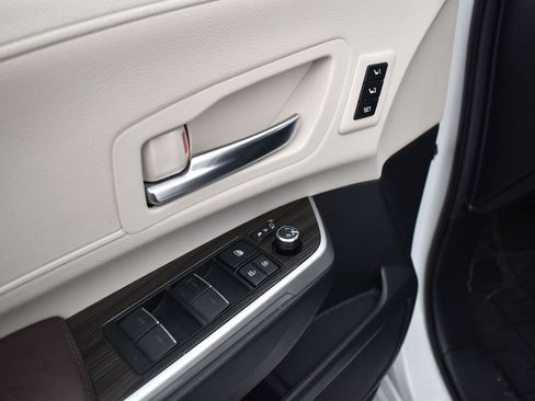 Used 2021 Toyota Sienna Platinum image 8