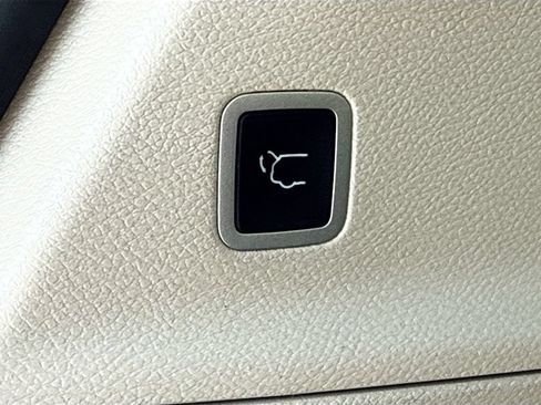 Used 2024 Chrysler Pacifica Touring-L FWD image 13