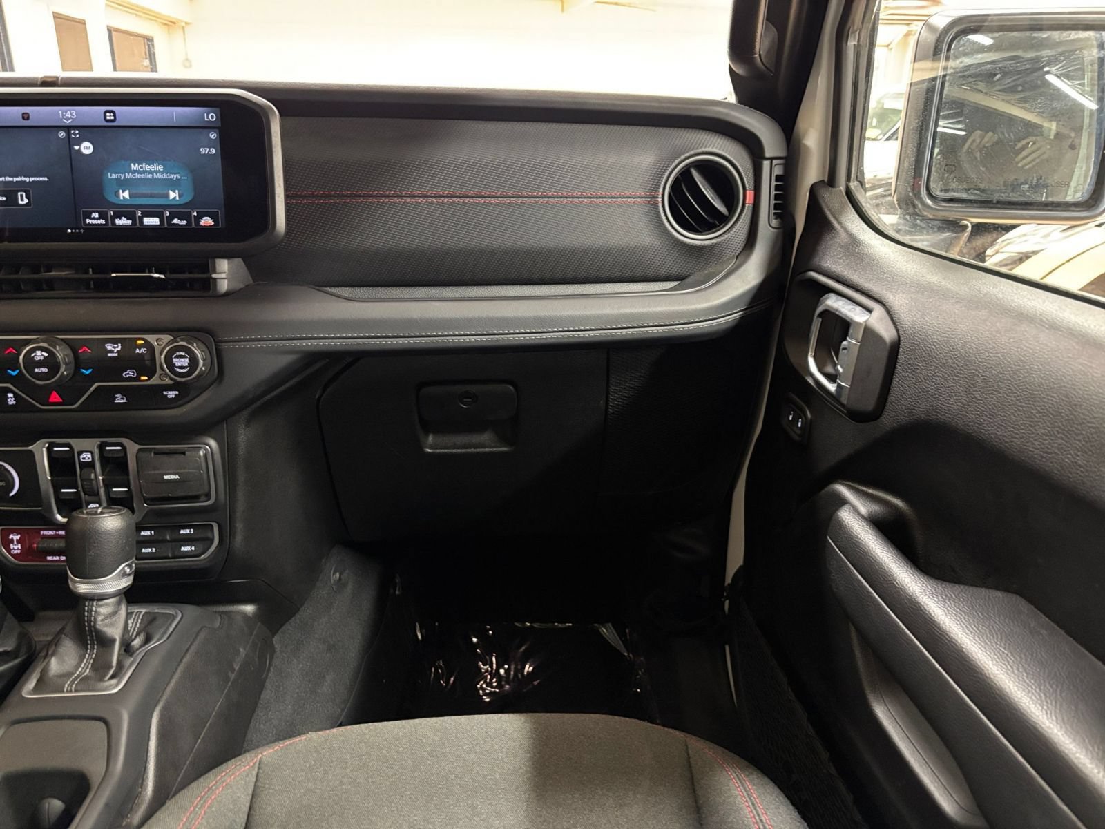 Used 2025 Jeep Wrangler Unlimited Rubicon AWD/4WD image 33