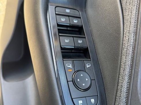 Used 2023 Nissan Rogue S image 9