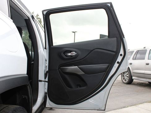 Used 2019 Jeep Cherokee Latitude w/ Popular Appearance Group image 9