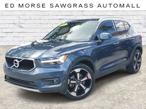 Used 2021 Volvo XC40 T4 Momentum w/ Premium Package image 1