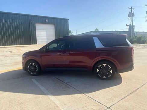 Used 2025 Kia Carnival EX FWD image 8