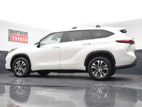 Used 2023 Toyota Highlander XLE AWD/4WD image 30