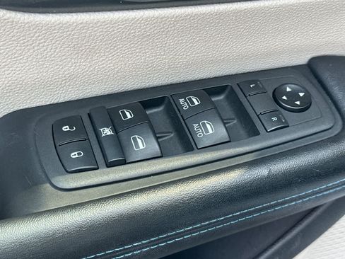 Used 2021 Chrysler Pacifica Touring-L FWD image 14