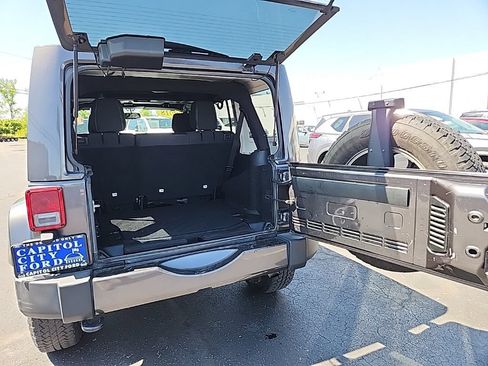 Used 2018 Jeep Wrangler Unlimited Sahara w/ Connectivity Group AWD/4WD image 6