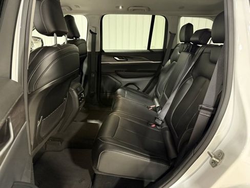 Used 2023 Jeep Grand Cherokee Limited image 27