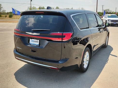 New 2026 Chrysler Pacifica Select image 4