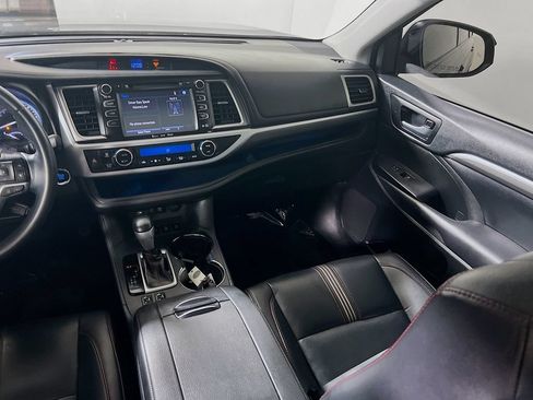 Used 2019 Toyota Highlander SE w/ Nightshade Edition AWD/4WD image 21