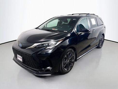 Used 2022 Toyota Sienna XSE FWD image 3
