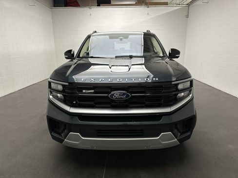 Used 2025 Ford Expedition Max Platinum w/ Driver's Package AWD/4WD image 4