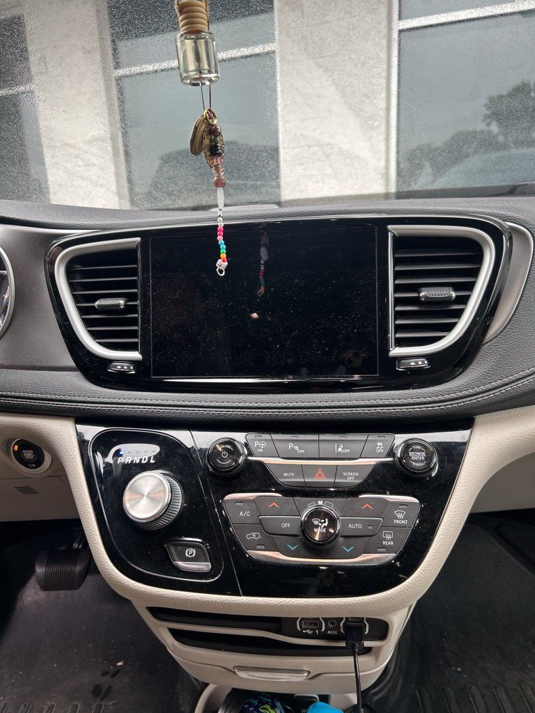 Used 2021 Chrysler Pacifica Touring-L FWD image 8
