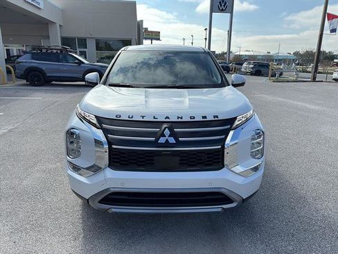 New 2025 Mitsubishi Outlander SE image 2