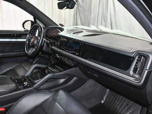 Used 2024 Porsche Cayenne AWD/4WD image 54