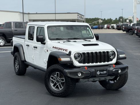 Used 2025 Jeep Gladiator Mojave AWD/4WD image 4