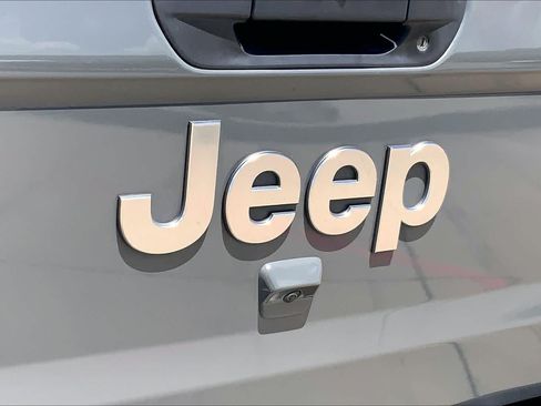 Used 2022 Jeep Gladiator Overland w/ Popular Equipment Package AWD/4WD image 30