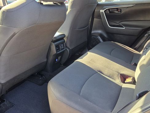 Used 2022 Toyota RAV4 LE image 10