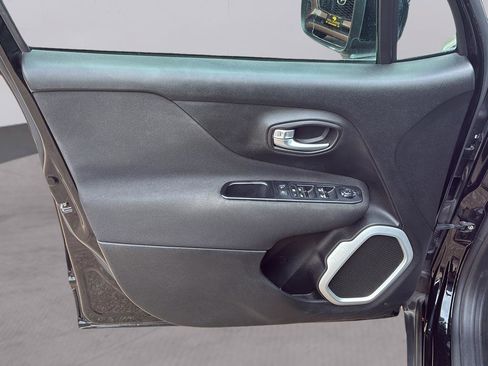 Used 2018 Jeep Renegade Latitude FWD image 19
