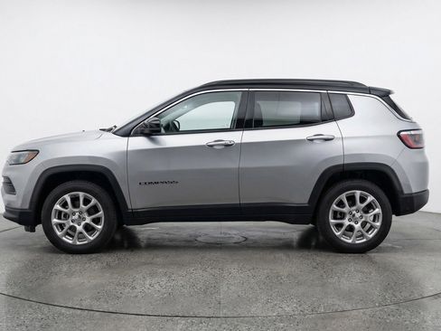 Used 2025 Jeep Compass Limited image 5