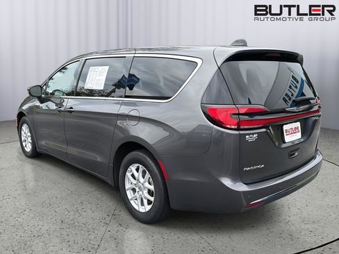 Used 2023 Chrysler Pacifica Touring-L FWD image 4