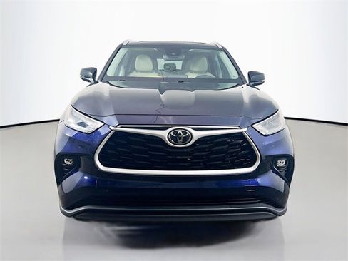 Used 2023 Toyota Highlander XLE image 2