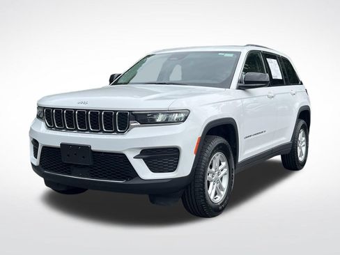 Used 2023 Jeep Grand Cherokee Laredo AWD/4WD image 2