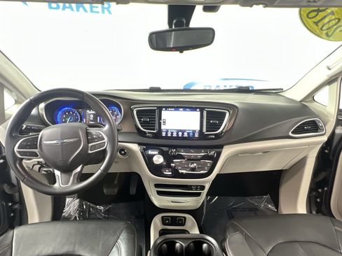 Used 2018 Chrysler Pacifica Touring-L w/ Premium Audio Group FWD image 21
