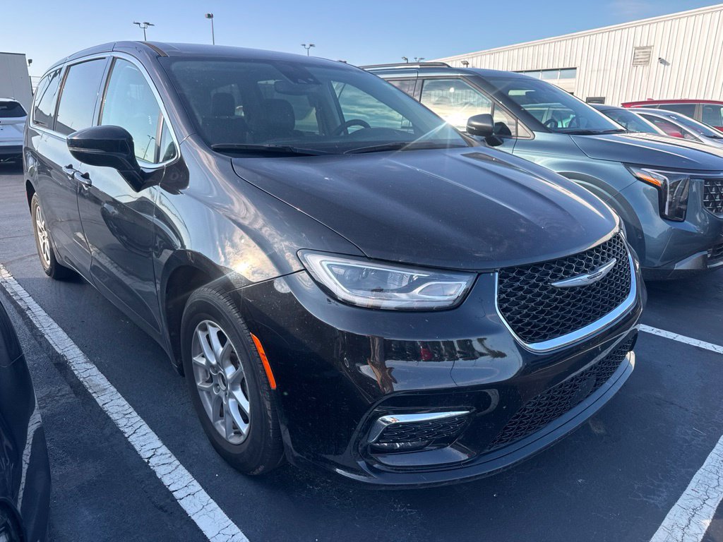 Used 2024 Chrysler Pacifica Touring-L FWD image 2