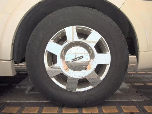 Used 2005 Lincoln Navigator Luxury image 10