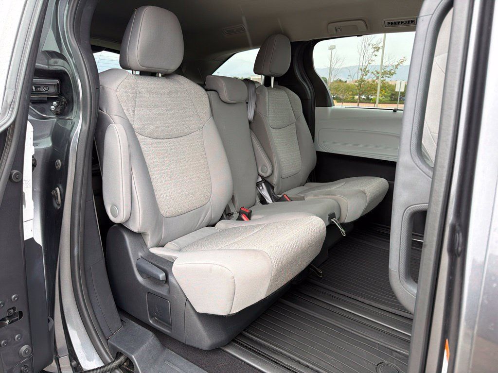 Used 2025 Toyota Sienna LE AWD/4WD image 26