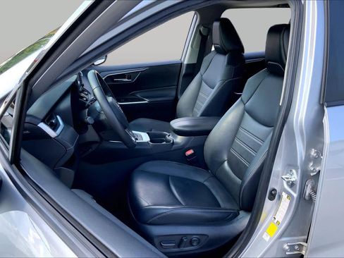 Used 2021 Toyota RAV4 XLE Premium FWD image 8