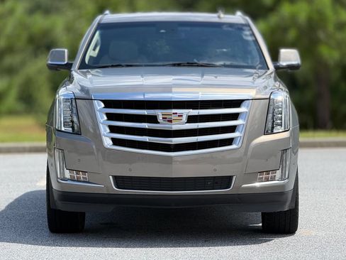 Used 2017 Cadillac Escalade Luxury RWD image 3
