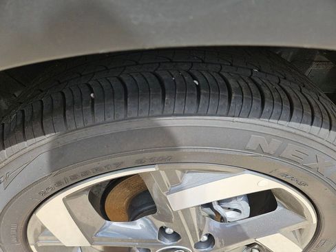 Used 2025 Hyundai Venue FWD image 26