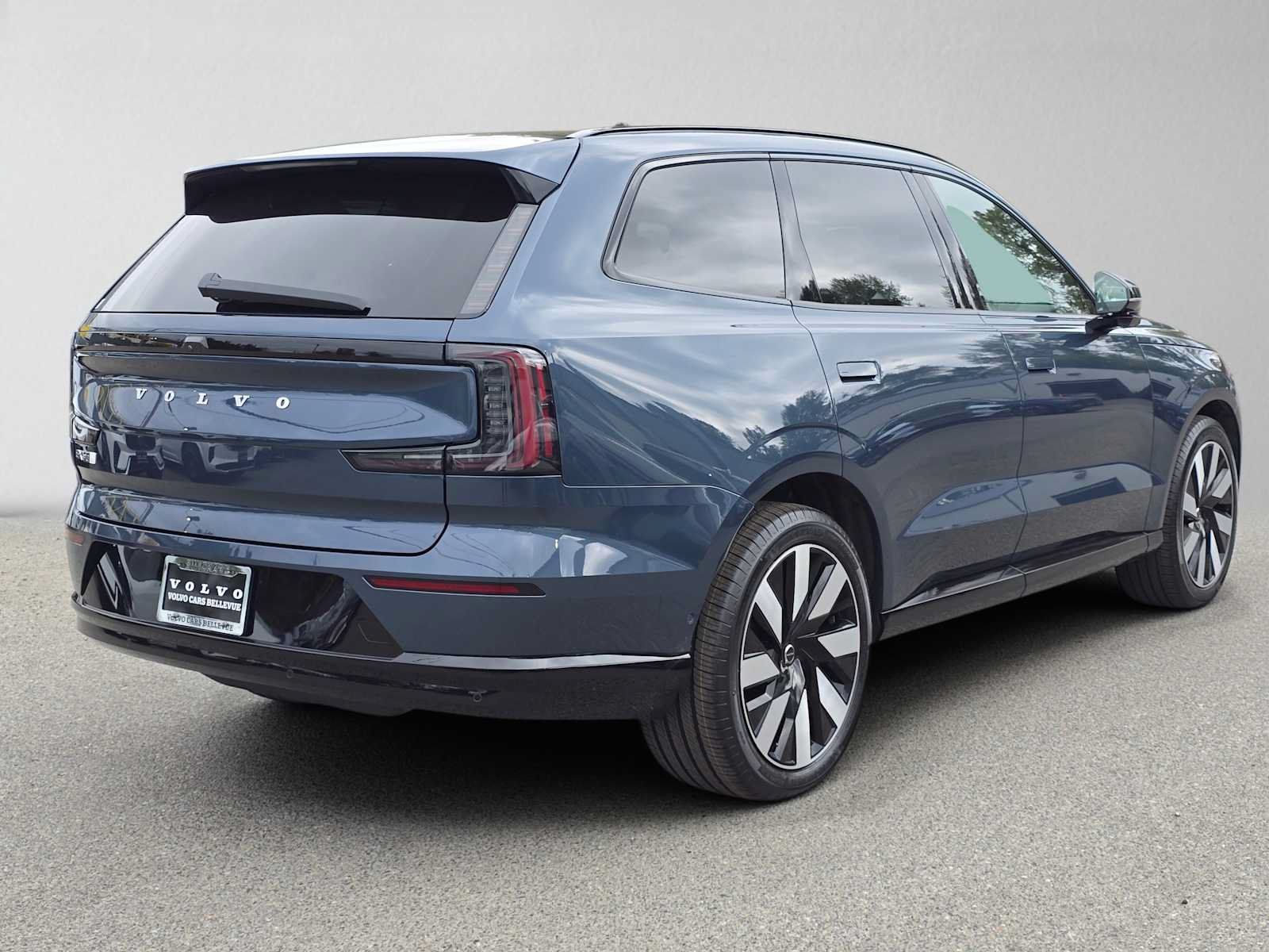 Certified 2025 Volvo EX90 Ultra AWD/4WD image 4