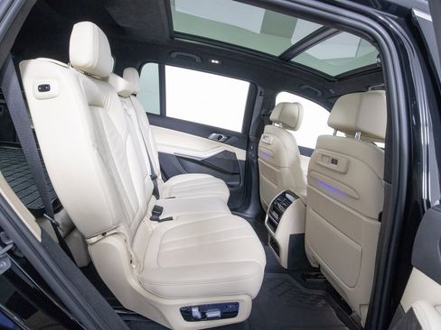 Used 2022 BMW X7 xDrive40i w/ Premium Package image 11